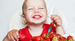 E-news-Mar29-toddler-eats-strawberries_1000x542