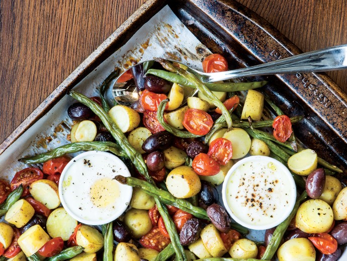 healthy-dinners-warm-salad-nicoise-with-baked-eggs