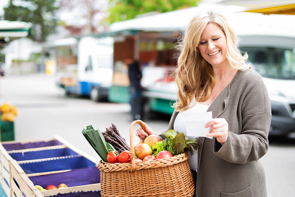 woman healthy shopping planning
