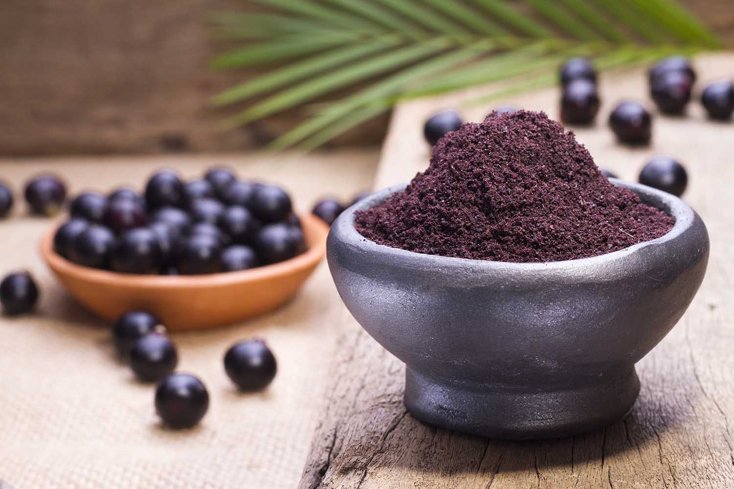 Fruits and acai powder originating from the Amazon (Euterpe oleracea)